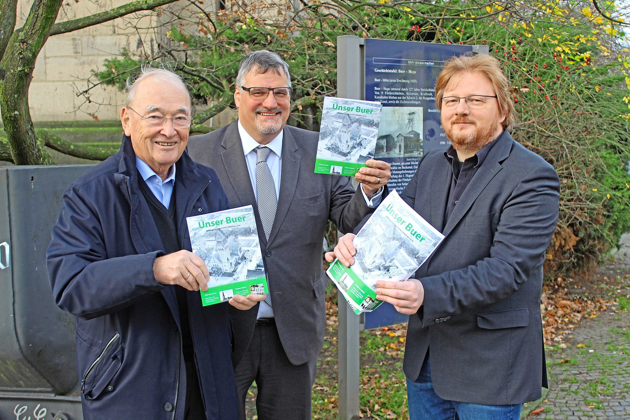 Dr. Gerd Escher und Georg Lecher vom Verein für Orts- und Heimatkunde präsentieren mit Verleger Dr. Boris Spernol, die das neue Buch (v.l.).Foto: rwm