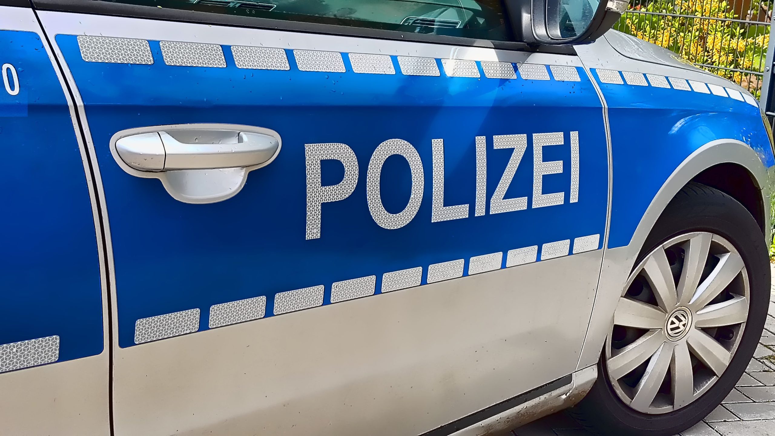 Die Polizei Gelsenkirchen musste einen Mann mit Machete aus dem Rhein-Herne-Kanal retten. Das war passiert.