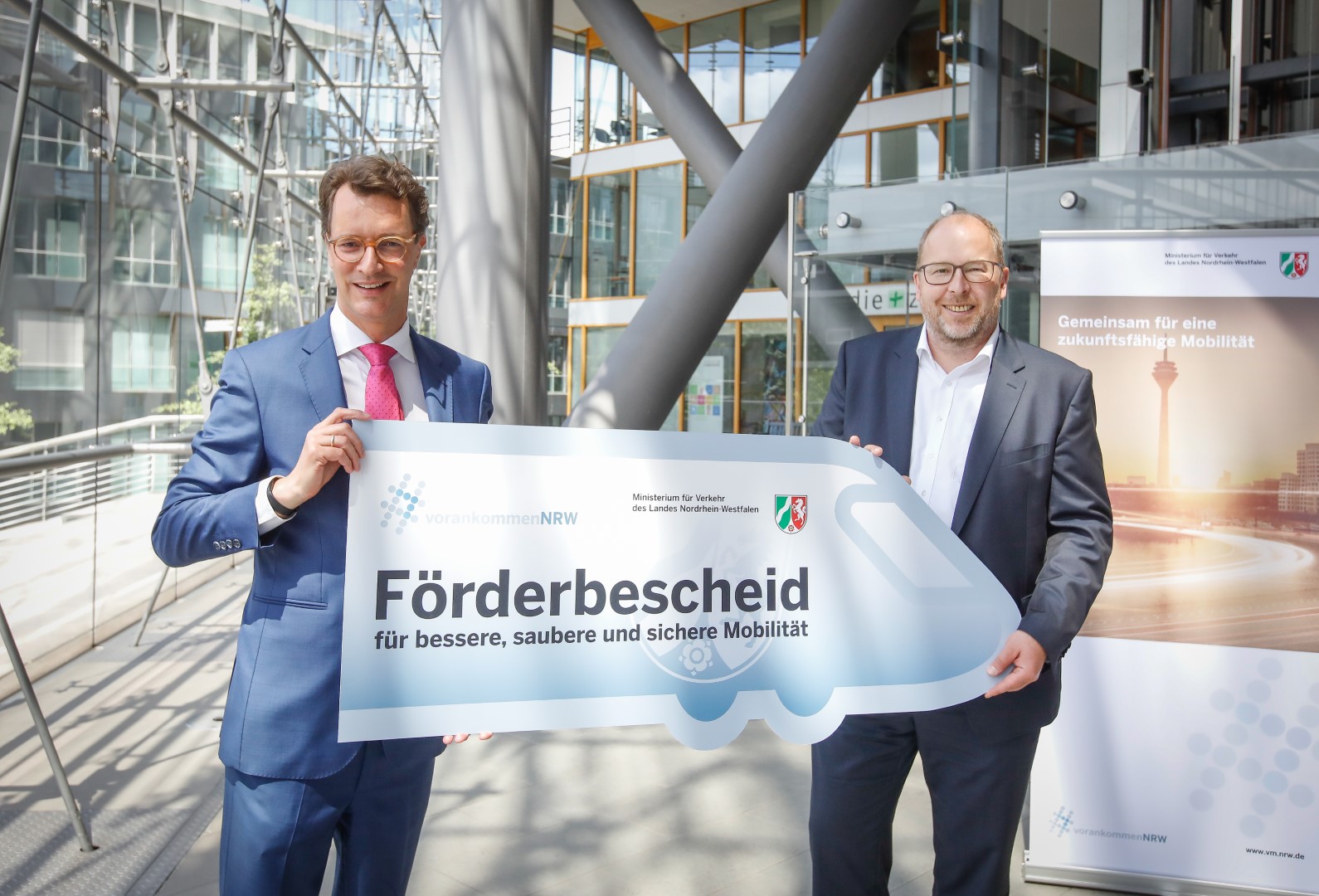 Verkehrsministerium des Landes Nordrhein-Westfalen übergibt Förderbescheid an Gelsen-Log. (v.l.n.r. Verkehrsminister Hendrik Wüst, Geschäftsführer Bernd Mensing)
