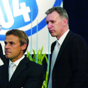 Archiv-Foto von der Mitgliederversammlung 2007: Dr. Jens Buchta (r.) mit Olaf Thon und Schalkes Ex-Präsident Josef Schnusenberg. Foto: NBM