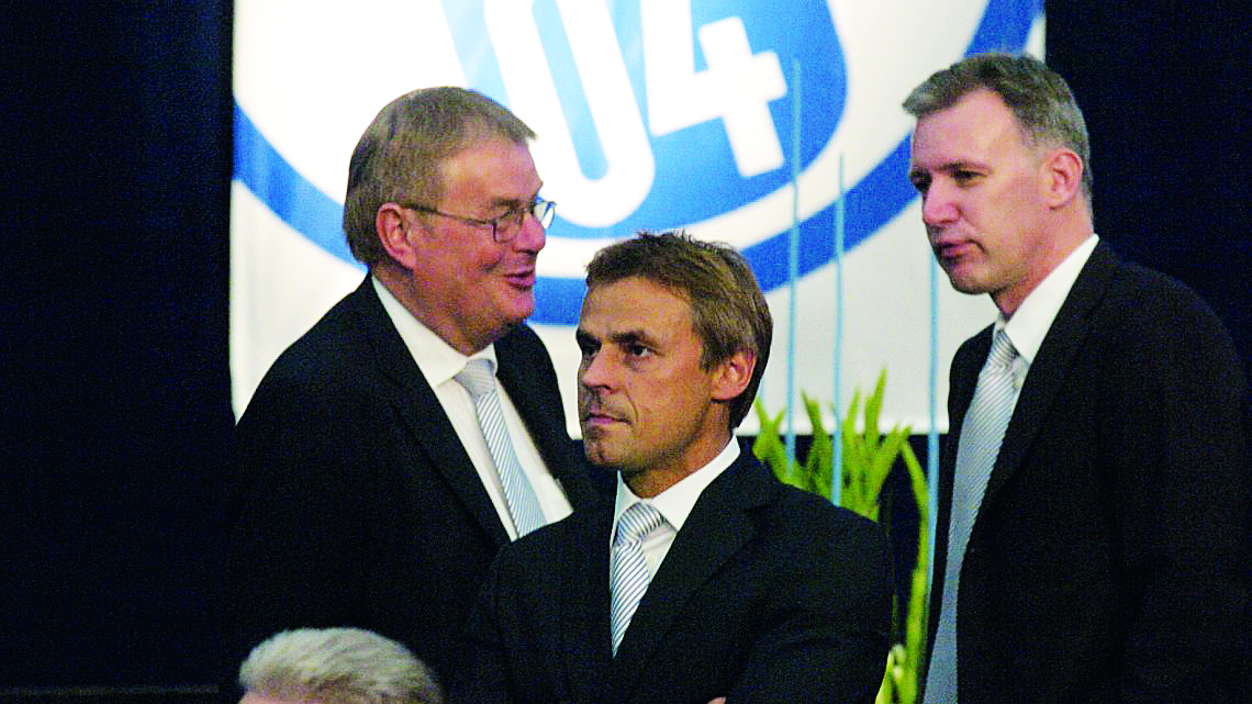 Archiv-Foto von der Mitgliederversammlung 2007: Dr. Jens Buchta (r.) mit Olaf Thon und Schalkes Ex-Präsident Josef Schnusenberg. Foto: NBM