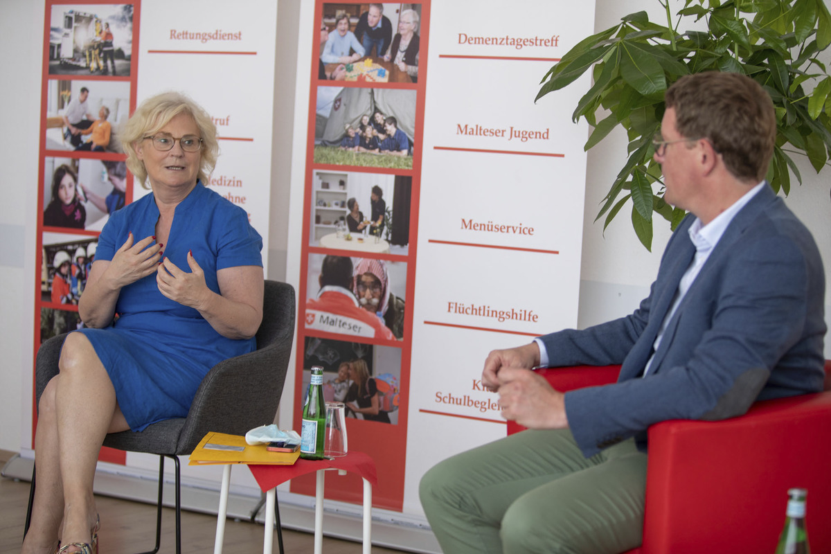 Bundesfamilienministerin Christine Lambrecht (SPD) hat Modellprojekte des Malteser Hilfsdienstes gegen Einsamkeit besucht und gewürdigt.