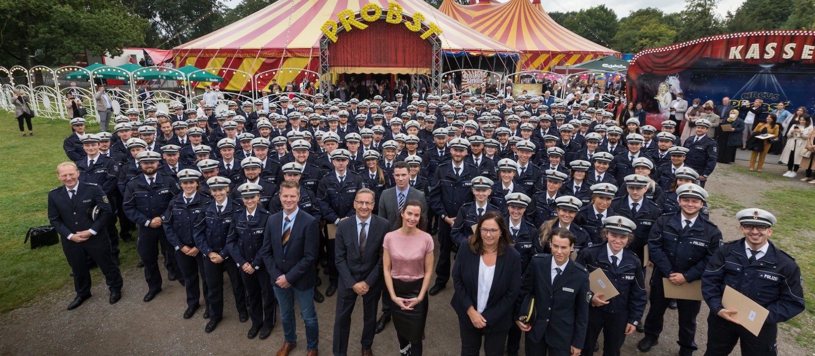 In der Manege des Zirkus Probst hat Gelsenkirchens Polizeipräsidentin Britta Zur am Montag 187 Frauen und Männer zu Polizeikommissarinnen und Polizeikommissaren ernannt.