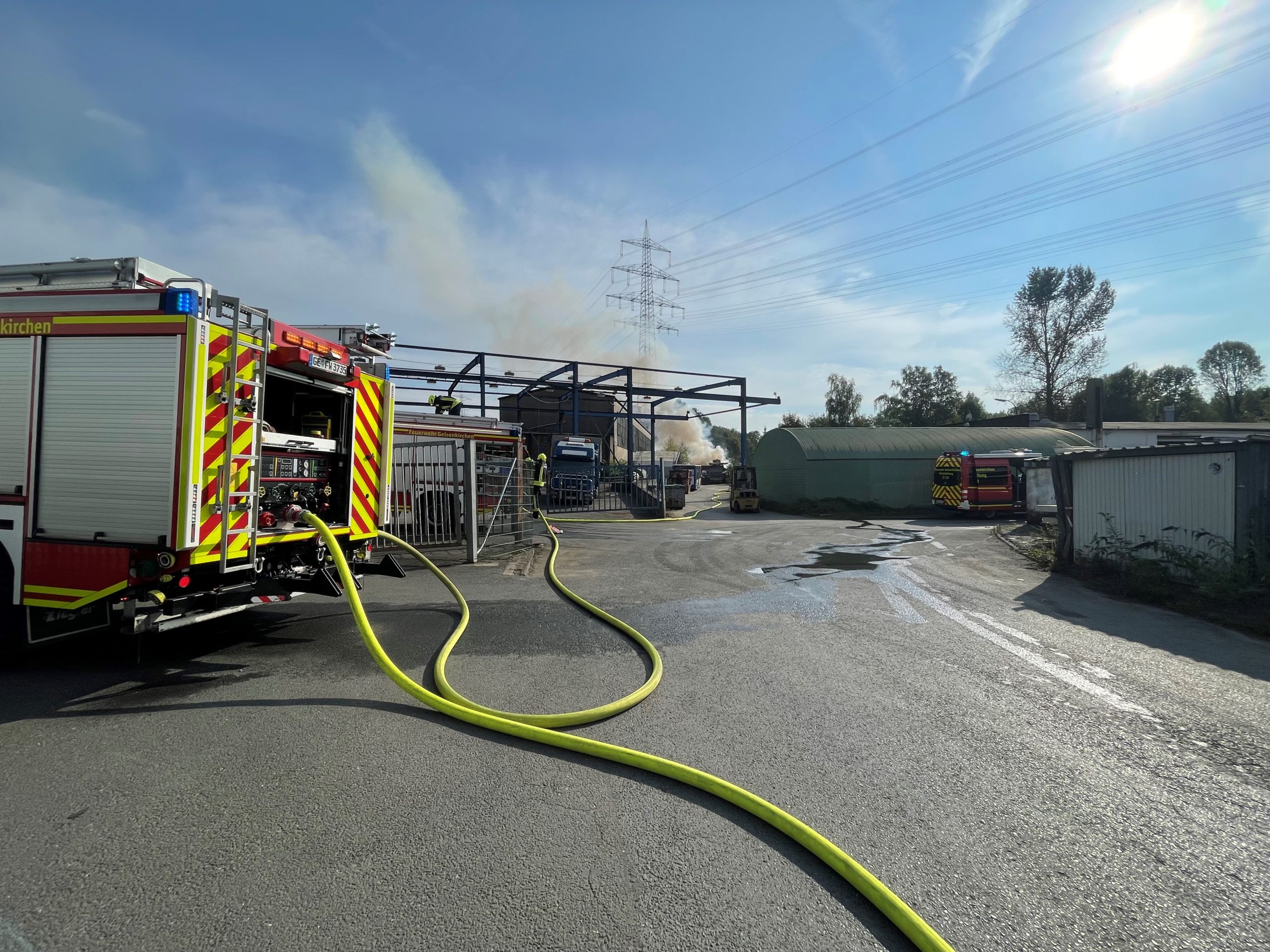 Ein Feuer ist am Montagvormittag auf dem Gelände eines Rohstoffhandels in Gelsenkirchen-Ückendorf ausgebrochen. Das meldet die Feuerwehr.