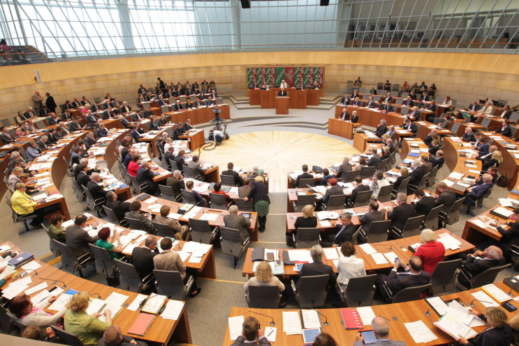 Vom 28. bis 30. Oktober findet in Düsseldorf der 13. Jugend-Landtag Nordrhein-Westfalen statt. Auch zwei Jugendliche aus Gelsenkirchen nehmen dann auf den Abgeordneten-Stühlen Platz.