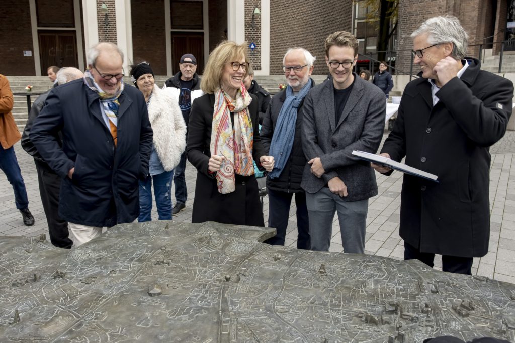 Der Rotary Club Gelsenkirchen hat ein Stadtmodell in Bronze anfertigen lassen. Auf rund 2,70 mal 1,60 Metern lässt sich darauf Gelsenkirchen erkunden.