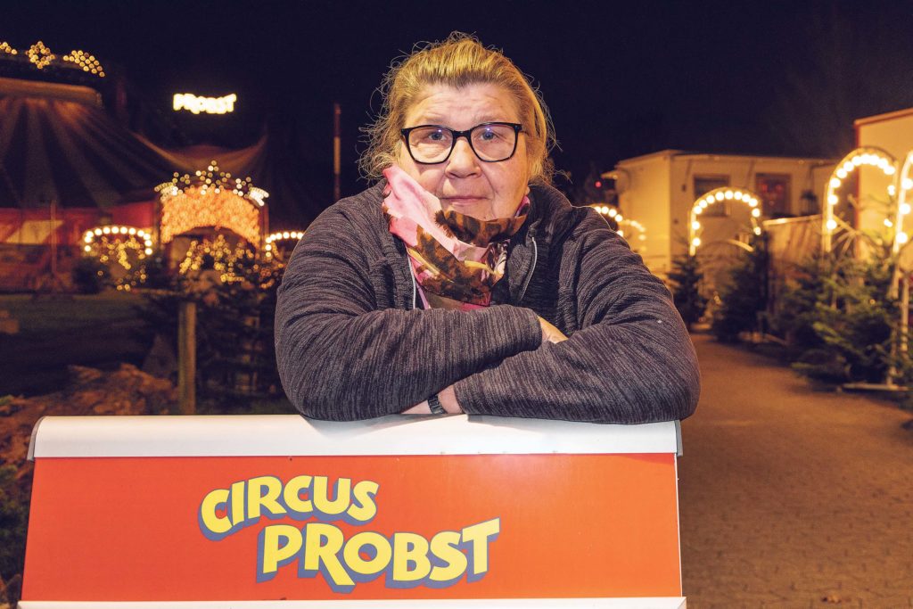 Beim Circus Probst steht der Weihnachtscircus an. Doch ein tragischer Schicksalsschlag trübt die Vorfreude.