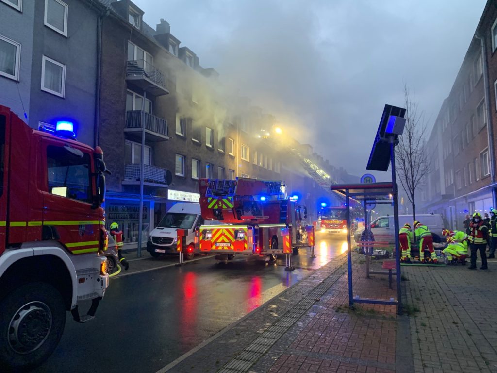 Bei einem Wohnungsbrand am Sonntag in Gelsenkirchen-Schalke ist der Bewohner aus dem Fenster gesprungen. Das war geschehen.