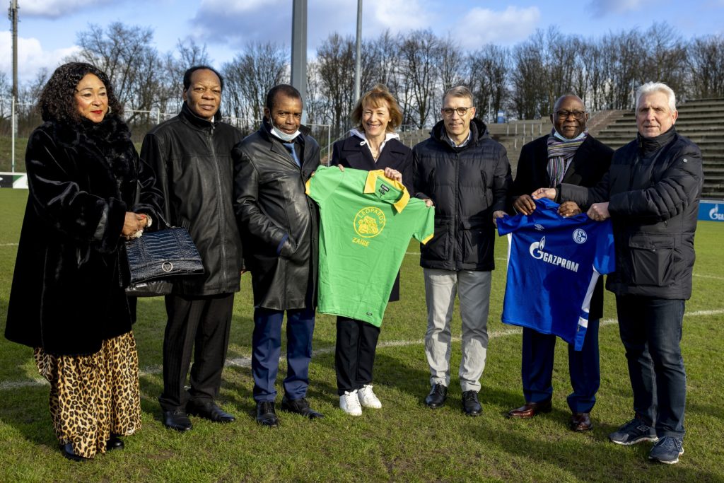 Fünf Spieler aus Zentralafrika, die an der Fußball-Weltmeisterschaft 1974 in Deutschland teilgenommen haben, besuchten jetzt das Gelsenkirchener Parkstadion.