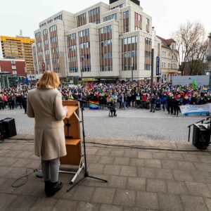 Hunderte Menschen sind am Dienstagabend auf dem Gelsenkirchener Heinrich-König-Platz zusammengekommen, um gegen den Krieg in Ukraine zu demonstrieren