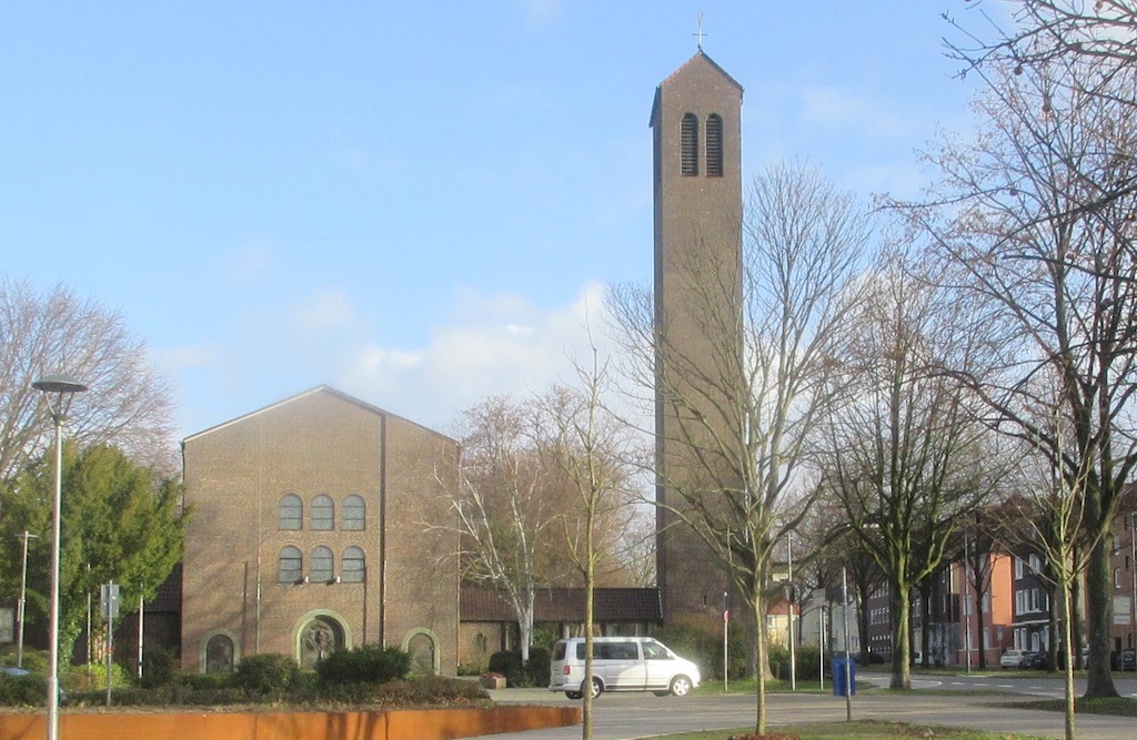 In Absprache mit der Stadt Gelsenkirchen stellt die Pfarrei St. Urbanus das ehemalige Klostergebäude an der Kirche St. Mariä Himmelfahrt in Buer vorübergehend als Unterkunft für Geflüchtete aus der Ukraine zur Verfügung.