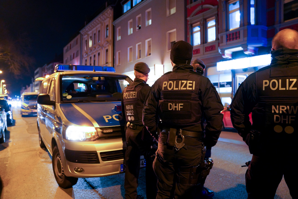 Nach Ende des ersten 24-Stunden-Aktionstags im Kampf gegen die Clan-Kriminalität im Ruhrgebiet und dem Rheinland zogen die Polizei sowie ihre Netzwerk- und Kooperationspartner eine erste Bilanz.
