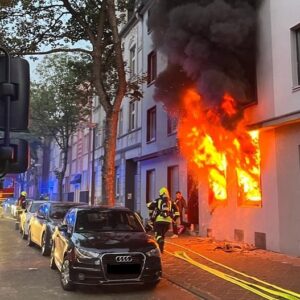 Die Flammen schlugen bereits aus den Fenstern - am frühen Montagmorgen musste die Feuerwehr Gelsenkirchen einen Wohnungsbrand löschen.