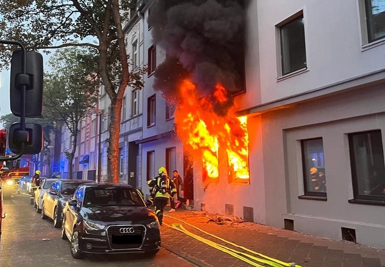 Die Flammen schlugen bereits aus den Fenstern - am frühen Montagmorgen musste die Feuerwehr Gelsenkirchen einen Wohnungsbrand löschen.