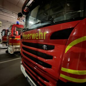 In Gelsenkirchen wurde am Montag ein Mann von einem Gabelstapler überrollt. Die Feuerwehr rückte sofort aus.