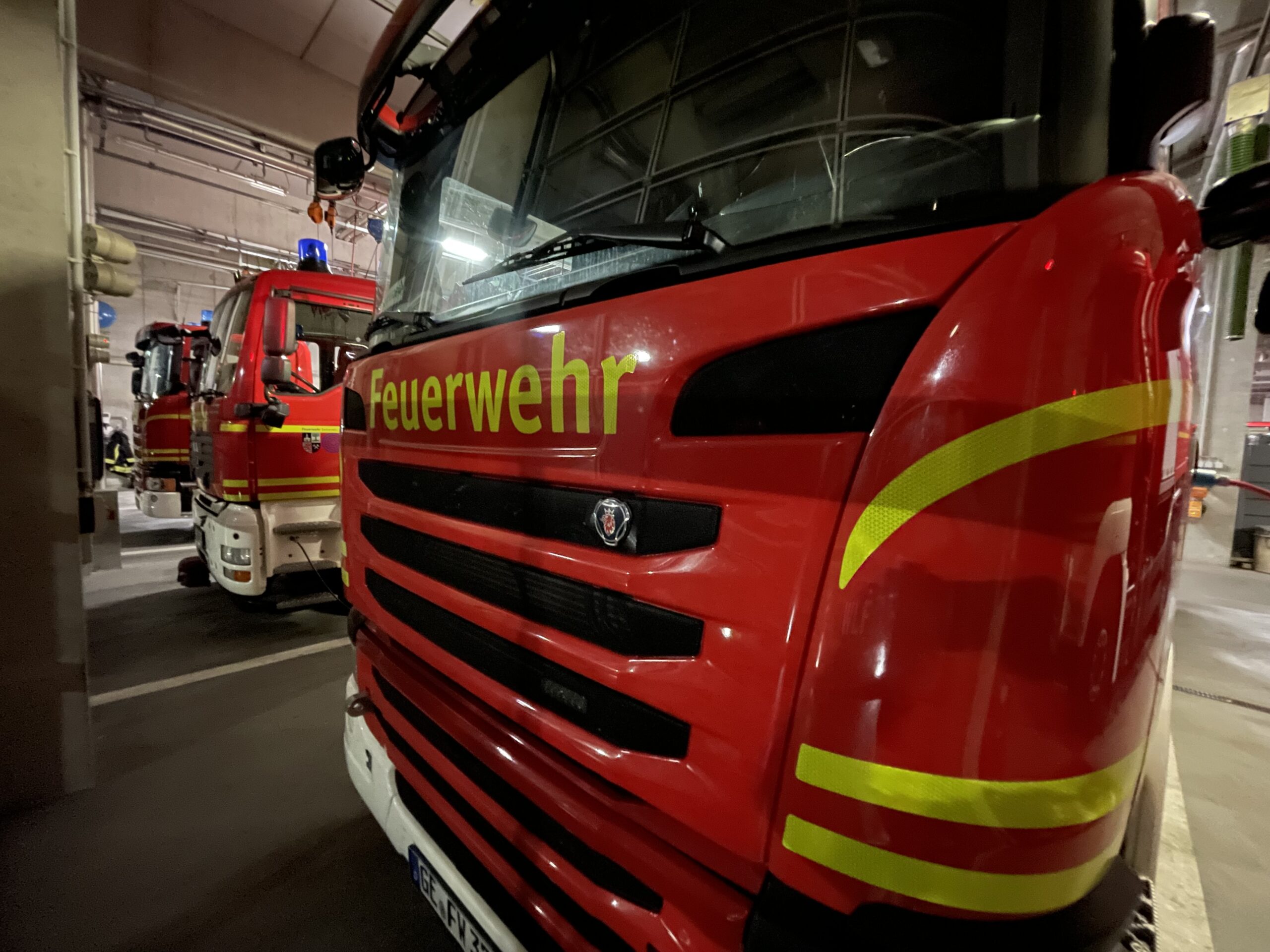 In Gelsenkirchen wurde am Montag ein Mann von einem Gabelstapler überrollt. Die Feuerwehr rückte sofort aus.