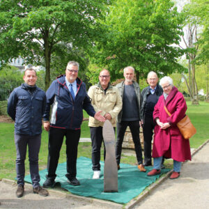 Der Verein für Orts- und Heimatkunde hat eine Infotafel für den Rhododendronpark auf dem Alten Friedhof Buer gespendet.