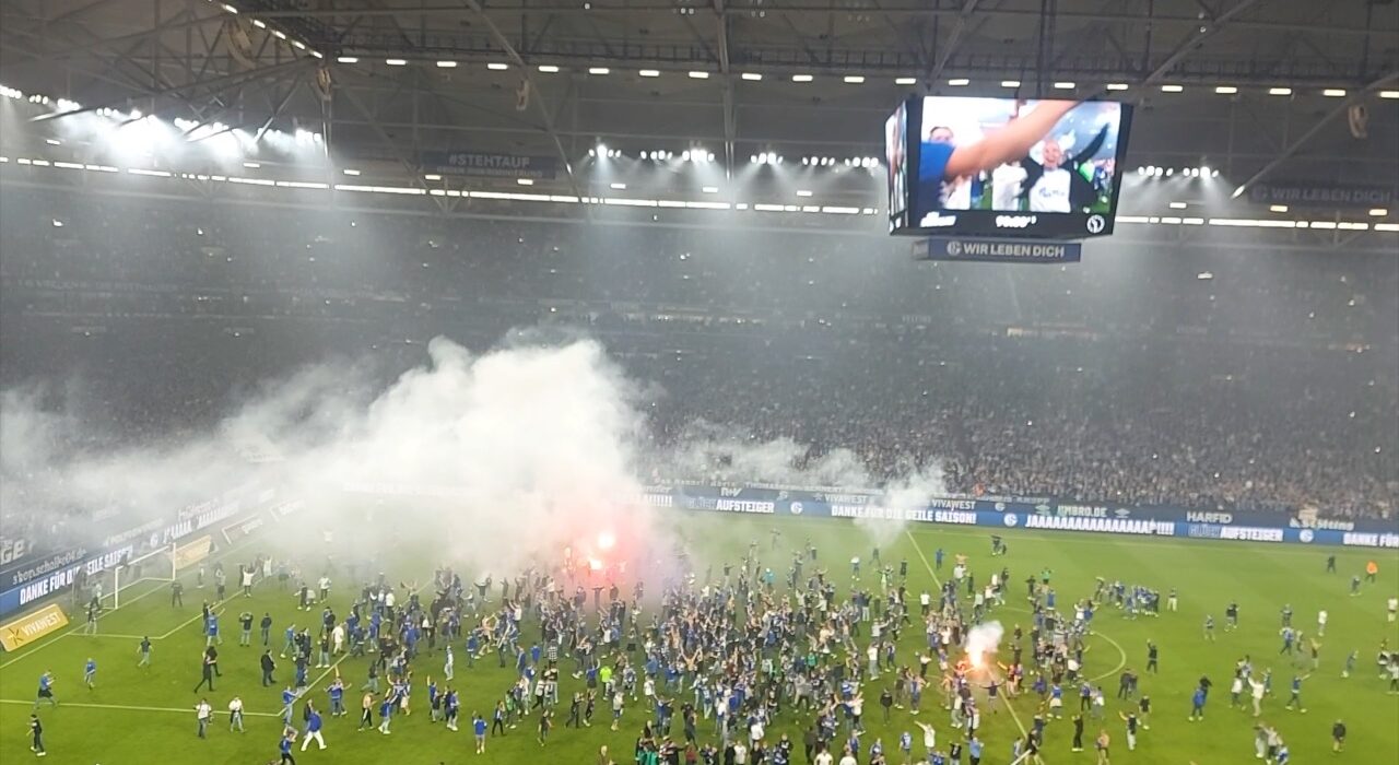 Sieg und Aufstieg: Der FC Schalke 04 kehrt in die Bundesliga zurück Beim Schlusspfiff brachen in der Veltins-Arena alle Dämme. Schalke ist zurück in der Bundesliga.