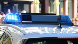 Bei einem Verkehrsunfall in Gelsenkirchen wurden in der Nacht zu Sonntag sieben Menschen schwer verletzt. Das melden Feuerwehr und Polizei Gelsenkirchen.