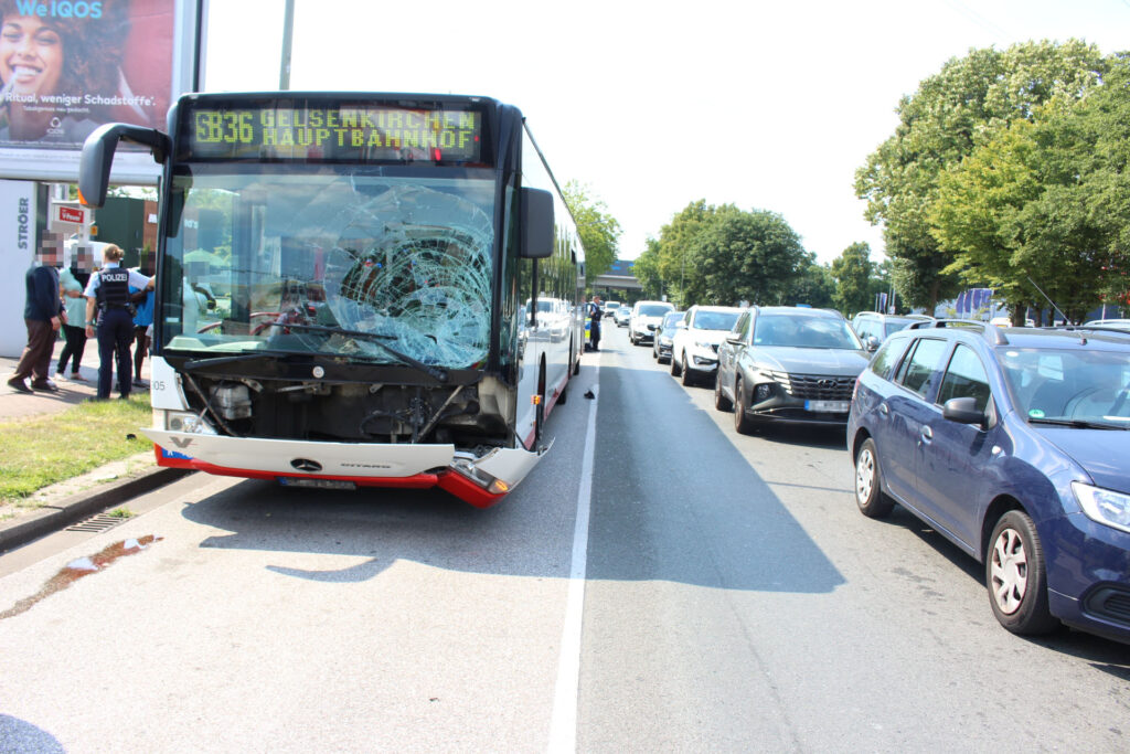 In Gelsenkirchen hat ein Bus hat einen Fußgänger erfasst. Dieser wurde laut Polizei schwer verletzt.