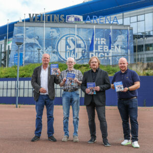 „Die unglaubliche Reise des FC Schalke 04“ heißt ein Buch, das jetzt erschienen ist. Auf 208 Seiten gewähren darin drei erfahrene Schalke-Berichterstatter Einblicke in die erfolgreiche Saison 2021/22. Die drei Autoren im Interview.