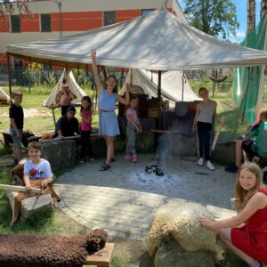 Ein Germanen-Stamm schlägt am Jugendzentrum „Villa“ Kanzlerstraße seine Zelte auf – eine Ferien-Aktion der Stadt Gelsenkirchen.