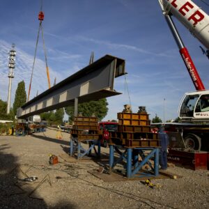 Die neue Brücke über den Rhein-Herne-Kanal in Gelsenkirchen nimmt Form an. Schwerlastzüge haben jetzt erste Teile angeliefert.