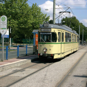 Zu einer Rundfahrt mit einer historischen Straßenbahn lädt die Verkehrshistorische Arbeitsgemeinschaft Bogestra e. V. am Sonntag, 31. Juli, ein. Das erwartet die Teilnehmerinnen und Teilnehmer.