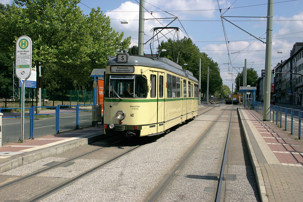 Zu einer Rundfahrt mit einer historischen Straßenbahn lädt die Verkehrshistorische Arbeitsgemeinschaft Bogestra e. V. am Sonntag, 31. Juli, ein. Das erwartet die Teilnehmerinnen und Teilnehmer.