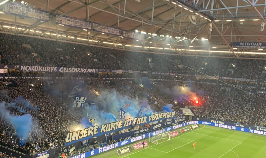 Die Gelsenkirchener Polizei hat am späten Samstagabend ein positives Fazit nach dem Revierderby zwischen dem FC Schalke und Borussia Dortmund gezogen. Allerdings wurde eine Frau durch Pyrotechnik am Auge verletzt.