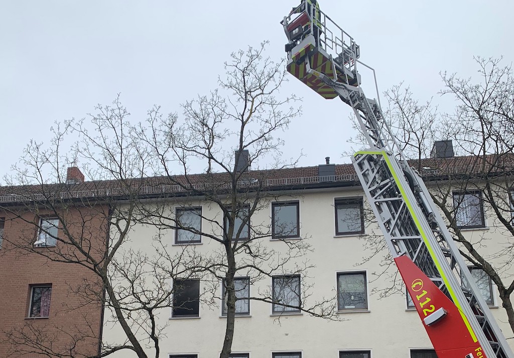 Bei einem Küchenbrand ist am Sonntagmorgen eine 60-jährige Frau verletzt worden: Aus bisher ungeklärter Ursache war in einem Wohnhaus an der Emmastraße eine Küche im zweiten Obergeschoss in Brand geraten. „Bei den eigenen Löschversuchen zog sich die Wohnungsinhaberin eine Rauchgasvergiftung zu“, berichtete ein Feuerwehrsprecher.