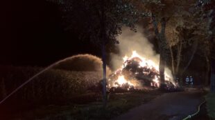 Strohballenbrand: Feuerwehr Gelsenkirchen hat unruhige Nacht