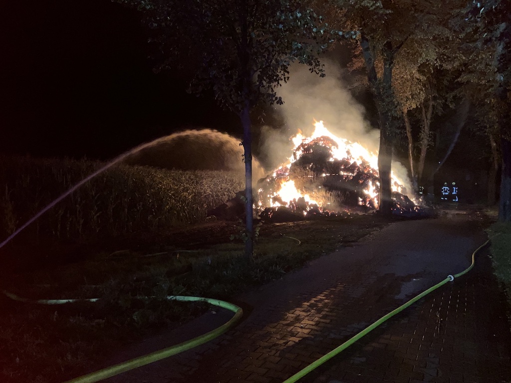 Strohballenbrand: Feuerwehr Gelsenkirchen hat unruhige Nacht