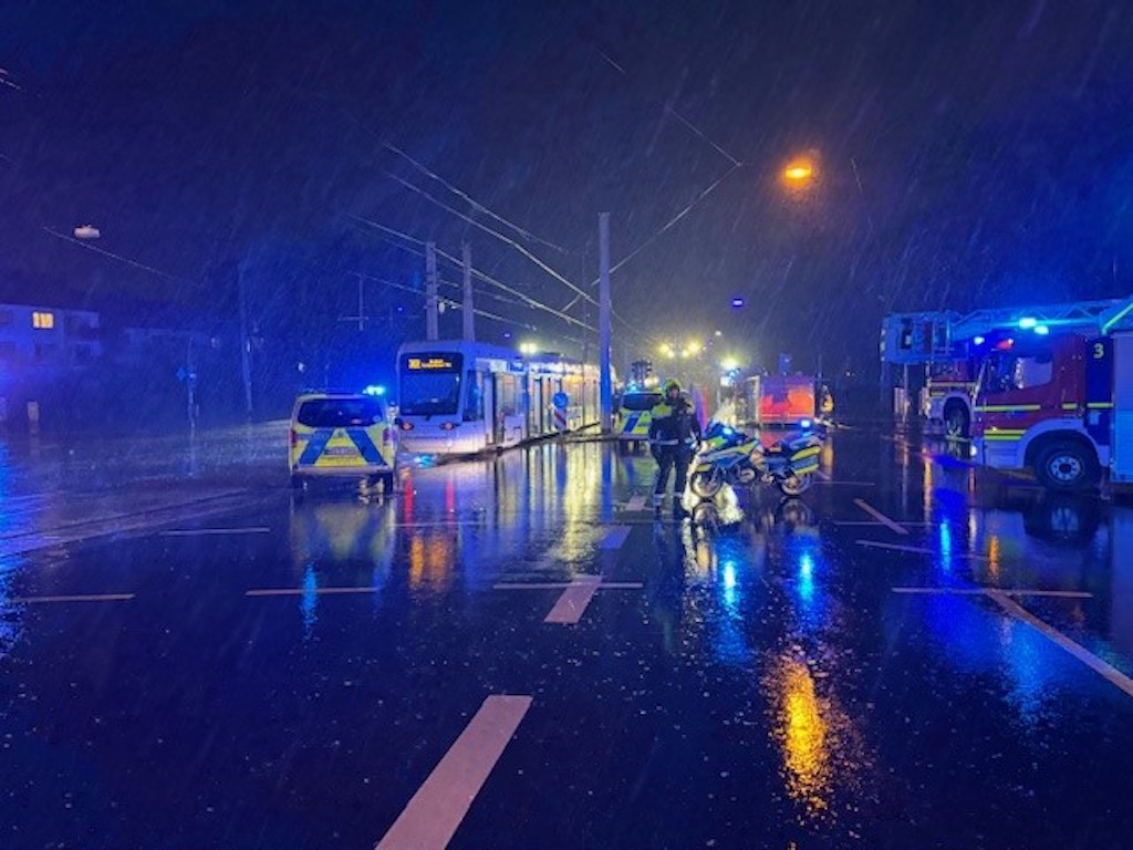 Frau unter Straßenbahn eingeklemmt