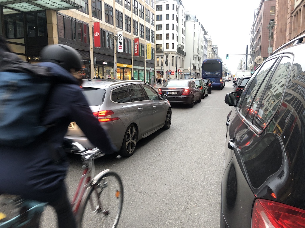 Radfahrerin bei „Dooring“-Unfall verletzt